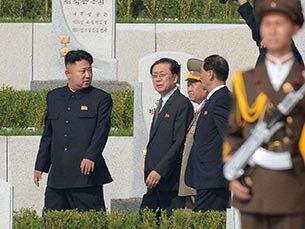 류길재 통일부 장관은 지난 4일 실각설이 나온 장성택 북한 국방위원회 부위원장의 현재 소재에 대해 "정부는 알고 있다"고 말했다. 사진은 지난 7월 김정은 국방위 제1위원장(왼쪽에서 첫번째)과 장성택 국방위원회 부위원장(왼쪽에서 두번째)이 참전 열사묘 앞을 걷고 있는 모습. 