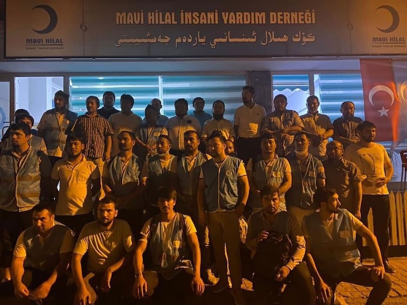 تۈركىيەدە ئوت ئاپىتىگە ئۇچرىغان ئانتاليەنىڭ ماناۋگات ناھىيەسىگە بېرىپ ياردەم بېرىش تەييارلانغان 36 ئۇيغۇردىن تەركىب تاپقان ياردەم گۇرۇپپىسى. 2021-يىلى ئىيۇل، تۈركىيە.