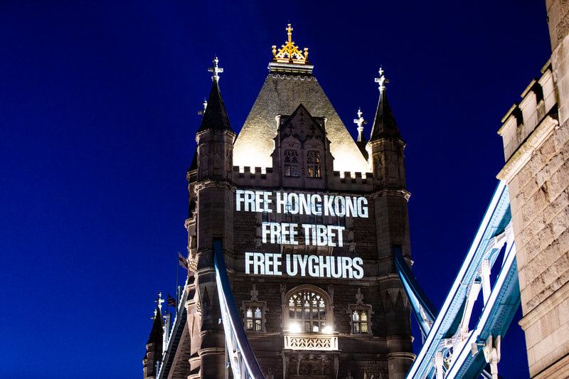 在六四前夕，英國上議員議員阿爾頓（David Alton）於推特發帖，顯示香港自由委員會（the Committee for Freedom in Hong Kong）將支持民主圖像投射到倫敦市中心的塔橋上。（阿爾頓推特圖片）