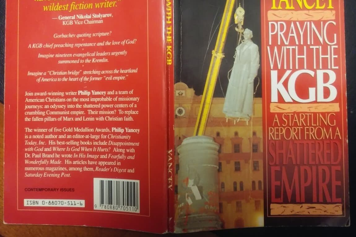 这是英文原版《与克格勃一起祈祷》(Prying With the KGB) 的封面和封底。