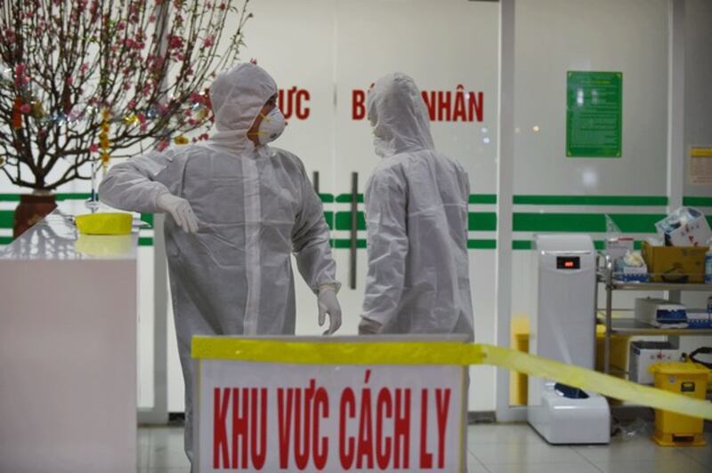 Nhân viên y tế đứng cạnh quầy ở khu vực cách ly tại Viện các bệnh nhiệt đới ở Hà Nội hôm 30/1/2020
