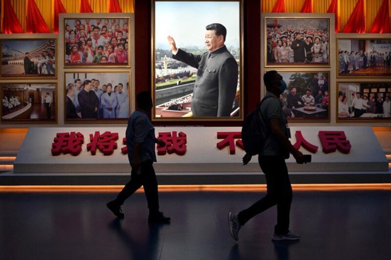 习近平说,各国人民有权选择自己的发展道路和制度模式。(法新社)