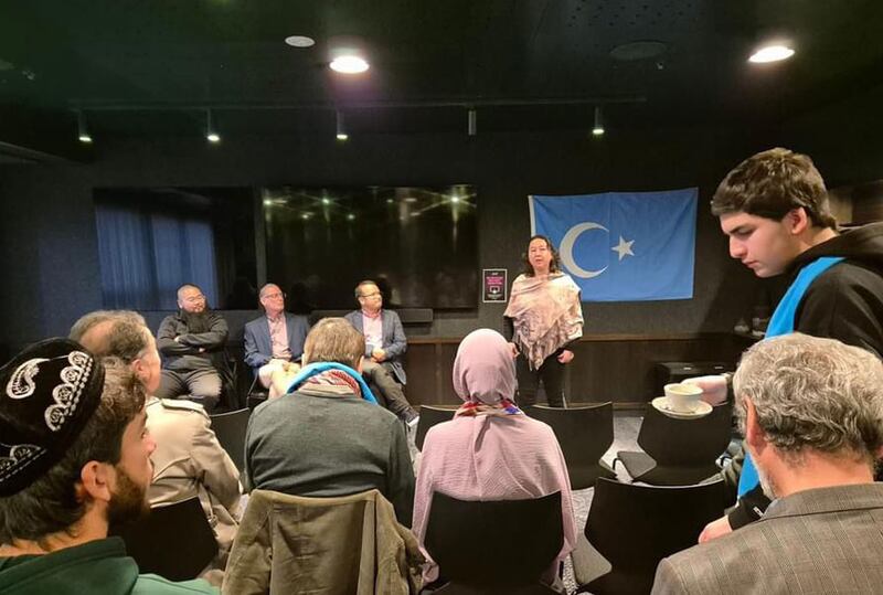 مېلبورن فىلىم فېستىۋالىدا «شاۋقۇن-سۈرەن» فىلىمى قويۇلۇشتىن بۇرۇن ئۆتكۈزۈلگەن «سەنئەت ۋە ئۇيغۇرلارنىڭ قارشىلىقى» دېگەن سۆھبەتتىن كۆرۈنۈش. 2024-يىلى 27-ئىيۇل، مېلبورن، ئاۋسترالىيە.