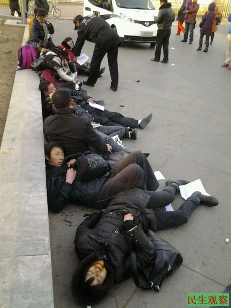 2013年12月10日，湖北省12位拆遷戶來到北京正陽門集體喝農藥自殺，（自民生觀察）