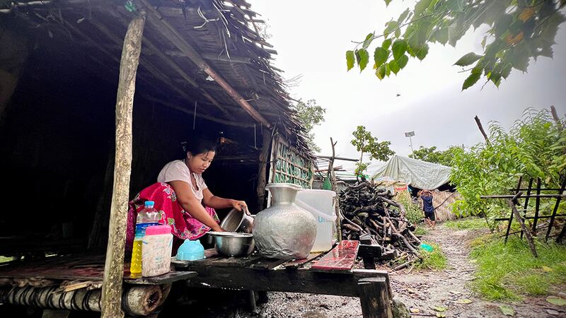 စစ်တွေမြို့ ဗုဒ္ဓေါမော်ဘုန်ကြီးကျောင်း စစ်ဘေးဒုက္ခသည်စခန်းရှိ ဒုက္ခသည်များအား ၂၀၂၃ ခုနှစ် အောက်တိုဘာ ၁၁ ရက်နေ့က တွေ့ရစဉ်။ (Photo: RFA)