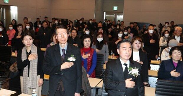 서울 여의도 전경련 컨퍼런스센터에서 열린 '남북통일당(가칭) 창당 발기인 대회'에서 참석자들이 국민의례를 하고 있다. 