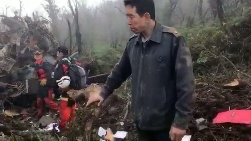 黑鹰直升机坠毁现场,搜救人员抢救中。(搜救段提供)