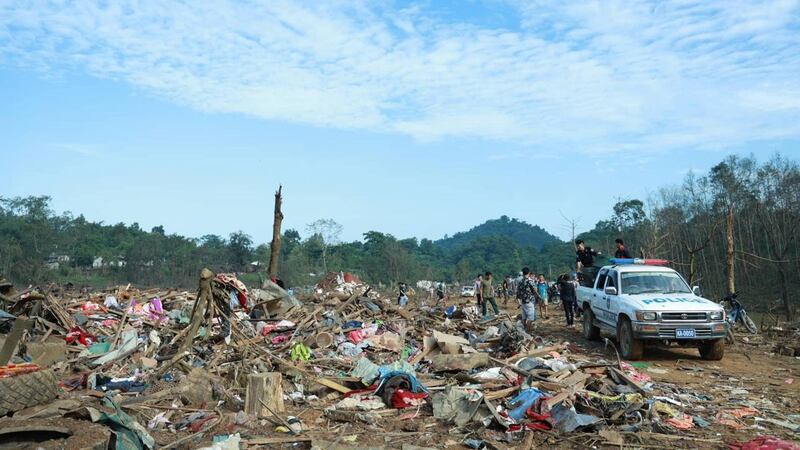 ကချင်ပြည်နယ်၊ လိုင်ဇာမြို့အနီးရှိ မုန်လိုင်ခက် စစ်ဘေးဒုက္ခသည်စခန်းကို ၂၀၂၃ ခုနှစ်၊ အောက်တိုဘာလ ၉ ရက်နေ့ညက စစ်ကောင်စီတပ် တိုက်ခိုက်အပြီး အပျက်အစီးများအား တွေ့ရစဉ်။ (Photo : Awng Ja)