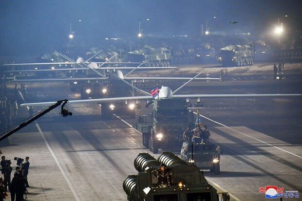 북한이 '전승절'(6ㆍ25전쟁 정전협정기념일) 70주년인 지난 2023년 7월 27일 저녁 평양 김일성광장에서 열병식을 개최했다고 조선중앙통신이 지난 2023년 7월 28일 보도했다.