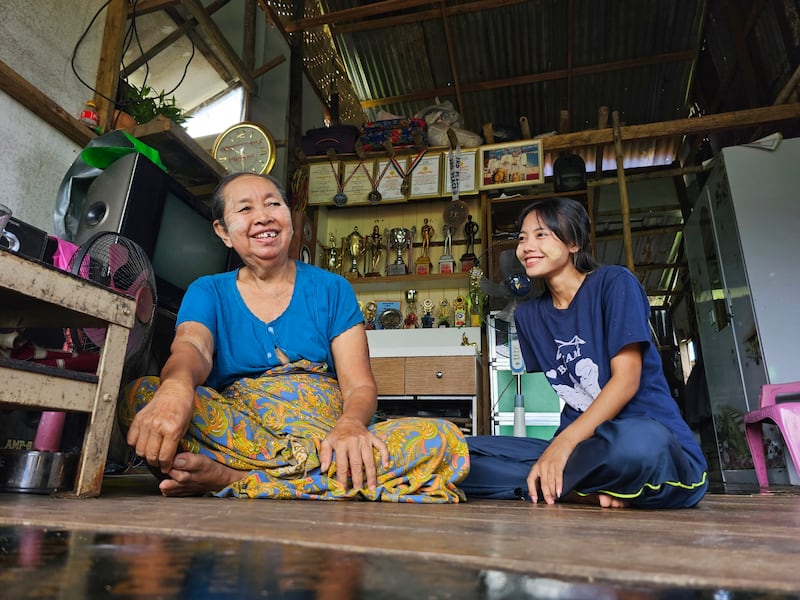 ကာယအားကစားမယ် မသဲစုနှင့် အဘွားဖြစ်သူတို့အား ၂၀၂၃ ခုနှစ်၊ ဇွန်လ ၉ ရက်နေ့က တွေ့ရစဉ်။ (Photo: RFA)