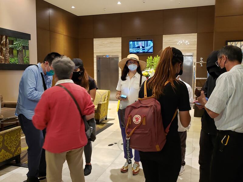 民众扶老携幼纷纷参加温哥华电影播放和研讨会活动。 (记者柳飞拍摄)