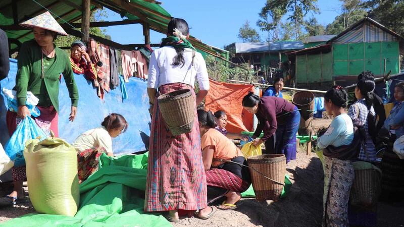 လွိုင်ကော်စစ်ဘေးဒုက္ခသည်များအတွက် ဆန်လှူဒါန်းရန် ပြင်ဆင်နေကြသည်ကို ၂၀၂၄ ခုနှစ်၊ ဇန်နဝါရီ ၈ ရက်နေ့ကတွေ့ရစဥ်။ (ဓာတ်ပုံ- ကရင်နီပြည် စစ်ဘေးရှောင် ကူညီစောင့်ရှောက်ရေးကွန်ရက်)