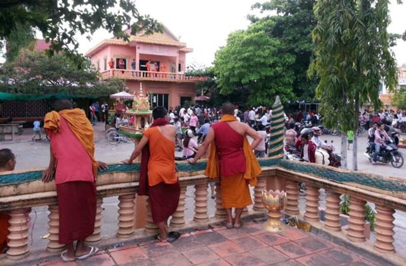 ព្រះសង្ឃ អ្នក​កាសែត និង​ពុទ្ធបរិស័ទ ភ្ញាក់​ផ្អើល​ចំពោះ​កង​កម្លាំង​អាវុធហត្ថ​យាម​ការពារ​លោក​នាយក​រដ្ឋមន្ត្រី ហ៊ុន សែន ដែល​ចុះ​ពិនិត្យ​ការ​សាងសង់​ស្ពាន​អាកាស​ស្ទឹងមានជ័យ ក្បែរ​វត្ត​ស្ទឹងមានជ័យ រាជធានី​ភ្នំពេញ កាល​ពី​ថ្ងៃ​ទី៣១ ខែ​កក្កដា ឆ្នាំ​២០១៣។