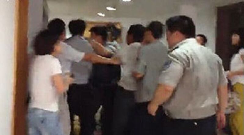 杭州巿民余杏仙疑因醫療事故死亡，9月6日，家屬到浙江省第一人民醫院交涉，遭保安暴力對待。（照片及録像由家屬提供）