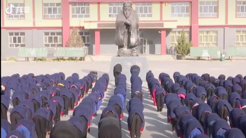 ئۇچتۇرپان ناھىيەسىنىڭ ئىماملىرىم يېزىسىلىق قۇربان نىياز ئاچقان «دۆلەت تىلى» نامىدىكى خىتاي تىلىدا ئوقۇتۇش مەكتىپى ئوقۇغۇچىلىرى.