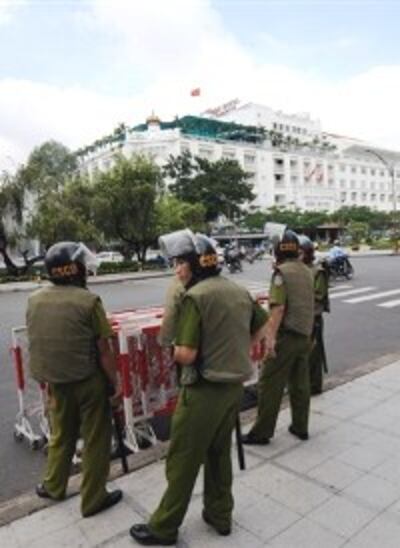 Police_Saigon_OlympicTorch_200.jpg