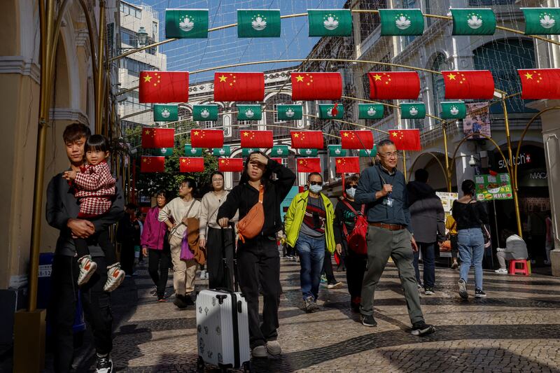 臨近回歸25周年，議事亭前地掛滿澳門區旗和中國國旗。（路透社圖片）