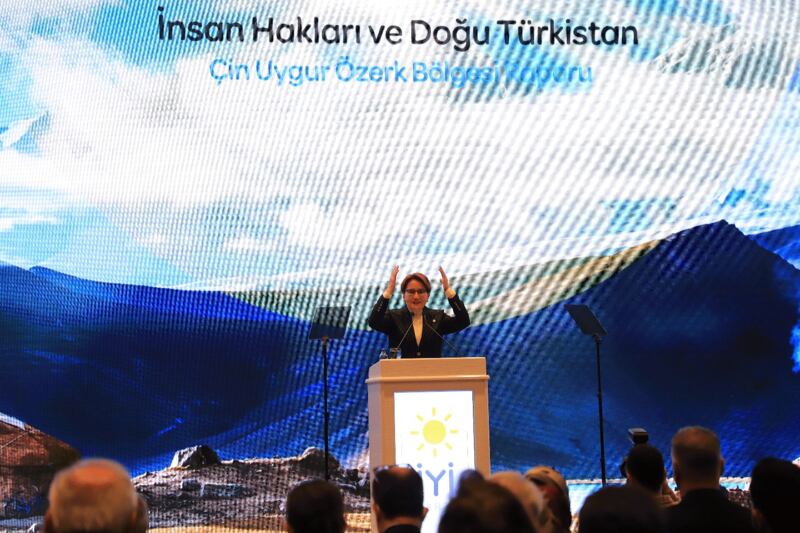 «ئىيى» پارتىيەسىنىڭ رەئىسى مەرال ئاقشەنەر خانىمنىڭ نۇتقى چوڭ ئېكراندا. 2021-يىلى دېكابىر، تۈركىيە.