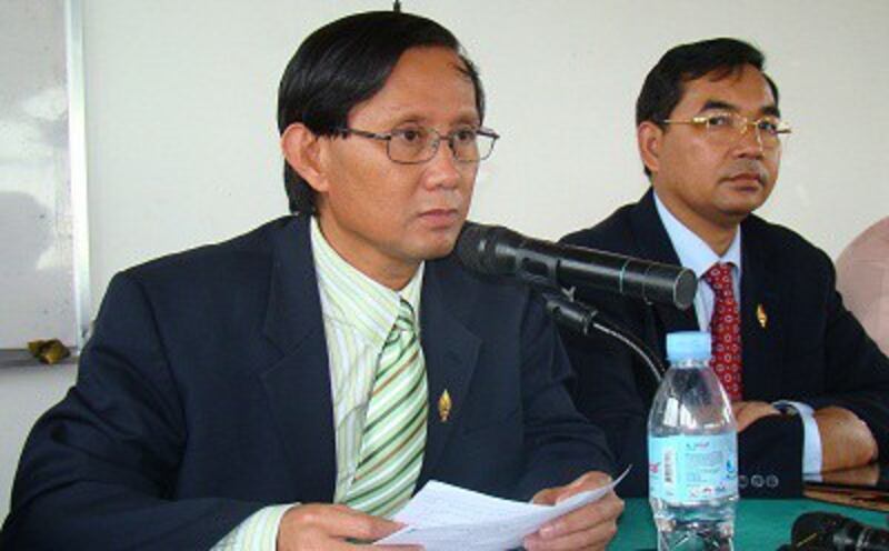 Sam Rainsy Party spokesman Yim Sovann (l) at a press conference in Phnom Penh, Sept. 20, 2012. Credit: RFA. 