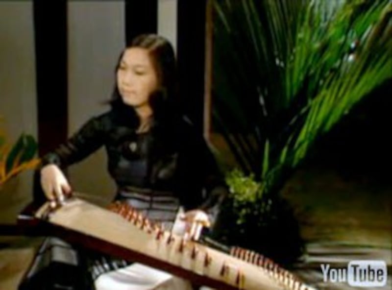 Cô giáo Vương Hạnh trong một buổi biểu diễn đàn tranh.