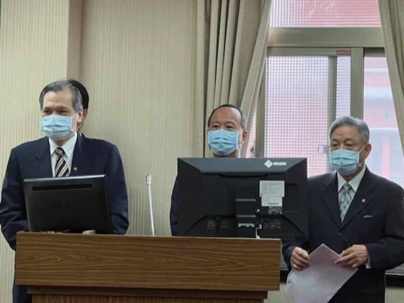 台湾国安局长陈明通(图左)在答询时提到，中共不会轻启战端，不动则已，要动绝对是全面性。(记者 黄春梅摄)