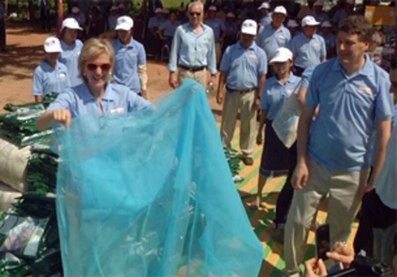 ម្ចាស់ក្សត្រី អាស្ទ្រីដ (Astrid) នៃ​ប្រទេស​បែលហ្ស៊ិក (Belgium) តំណាង​ពិសេស​នៃ​ភាព​ជា​ដៃគូ​កាត់​បន្ថយ​ជំងឺ​គ្រុនចាញ់​របស់​អង្គការ​សហប្រជាជាតិ បង្ហាញ​មុង​ជ្រលក់​ថ្នាំ​ការពារ​មូស​ខ្លា នៅ​ឃុំ​ចំបក់ ស្រុក​ភ្នំស្រួច ខេត្ត​កំពង់ស្ពឺ កាល​ពី​ថ្ងៃ​ទី២៥ ខែ​មេសា ឆ្នាំ​២០១៣។