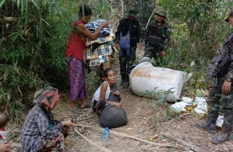 (ကရင်ပြည်နယ်မှာ စစ်ဘေးဒုက္ခသည်တွေကို ကူညီပေးနေတဲ့ KNU တပ်သားတွေကို ဇန်နဝါရီ ၁၅ ရက်နေ့က တွေ့ရစဥ်) Photo: CJ