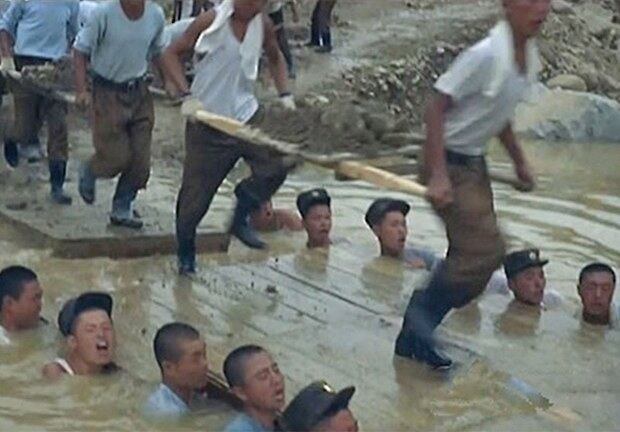 북한 조선중앙TV는 3일 '인민군대를 인민의 행복의 창조자로 이끌어 주시여'라는 제목이 붙은 약 1시간 분량의 새 기록영화을 방영했다. 영상에는 병사 약 15명이 수심 1ｍ가 조금 넘는 작은 개천에 들어가 '인간 다리'를 만드는 모습이 나온다. 