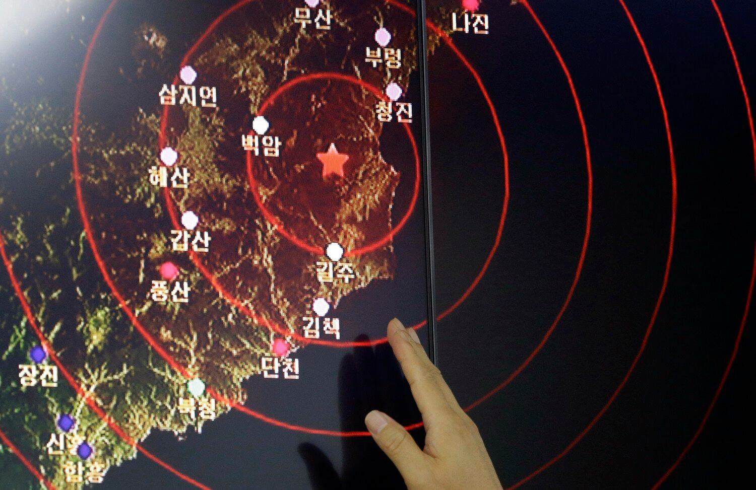 지난 2016년 기상청 관계자가 북한 지진파의 진원지를 지적하고 있다.
