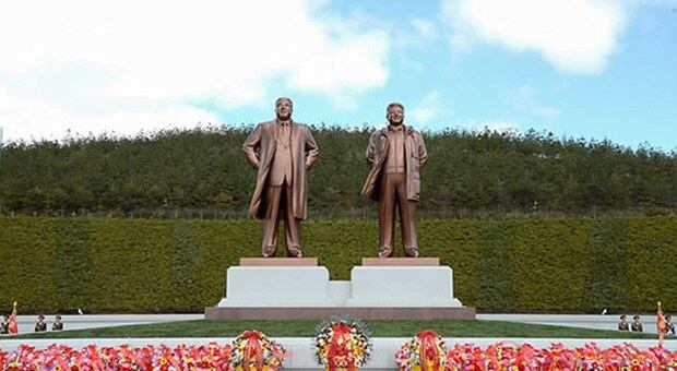 나선시에 세워진 김일성 주석과 김정일 국방위원장의 동상. 