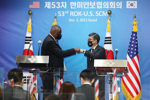 지난해 12월 열린 제53차 한미안보협의회(SCM) 공동기자회견을 마치고 주먹인사를 하고 있는 서욱 한국 국방부 장관(오른쪽)과 로이드 오스틴 미국 국방부 장관.