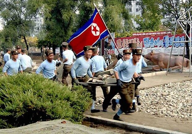 평양시내에서 북한 군인들이 공원 개건보수공사를 하고 있다.