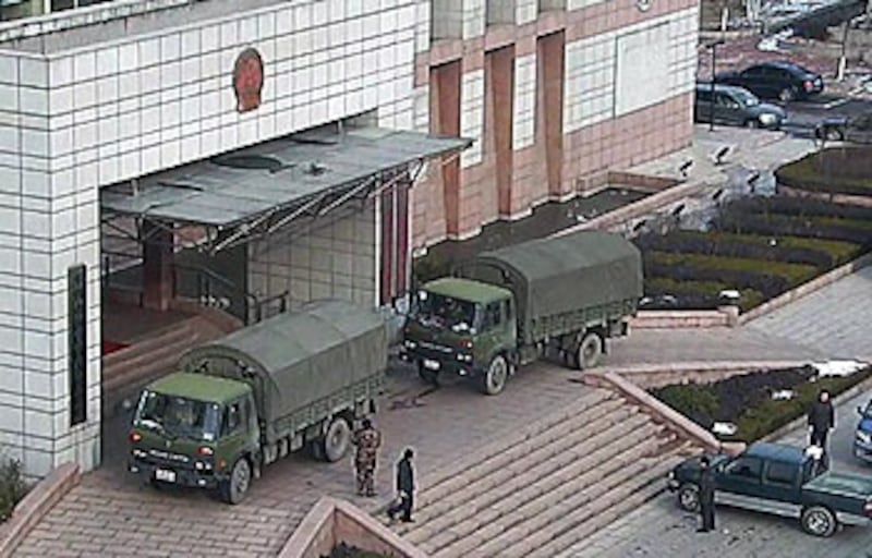 山東省濟南軍隊派出多部軍車,將河口區政府大門堵住,要求警方釋放因醉駕被捕的軍區工作人員。(相片由網友提供)