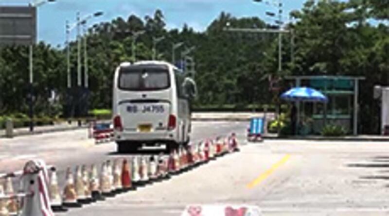 進入台山核電廠範圍，出入車輪都須接受檢查。(本台拍攝)