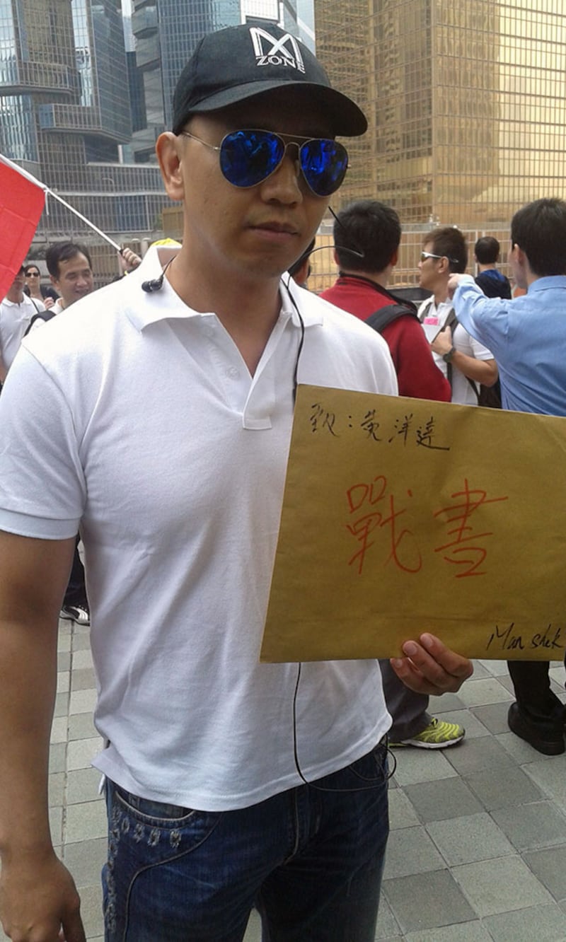 2015年3月15日,團體“忠義民團”代表“阿Man”公開向“熱血公民”成員黃洋達下戰書,要求與對方擂台比武。(戴維森攝)