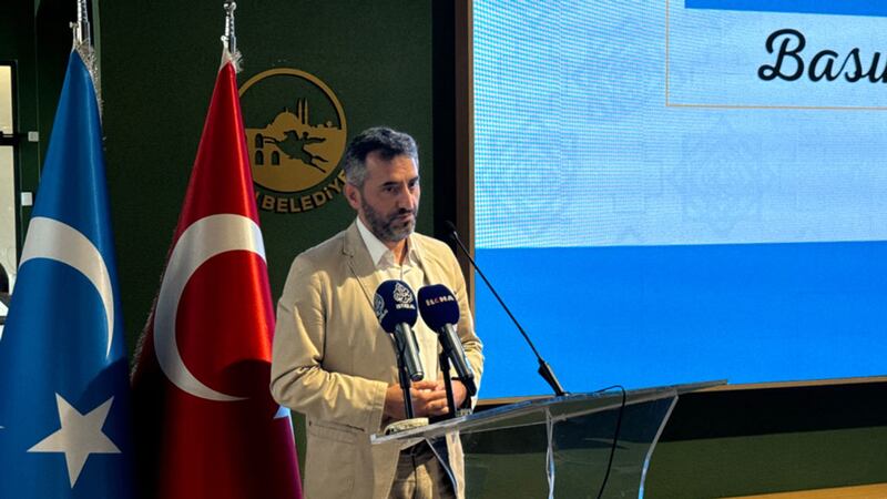 «شەرقىي تۈركىستاننىڭ بۈگۈنكى ۋەزىيىتى» تېمىسىدا ژۇرنالىستلار بىلەن ئۇچرىشىش يىغىنىدا «ئۇچۇر-ئالاقە مۇنبىرى» (İletişim Platformu) نىڭ رەئىسى يۈسۈپ زىيا چاتاكلى سۆزلەۋاتقان كۆرۈنۈش. 2024-يىلى 21-سېنتەبىر، ئىستانبۇل