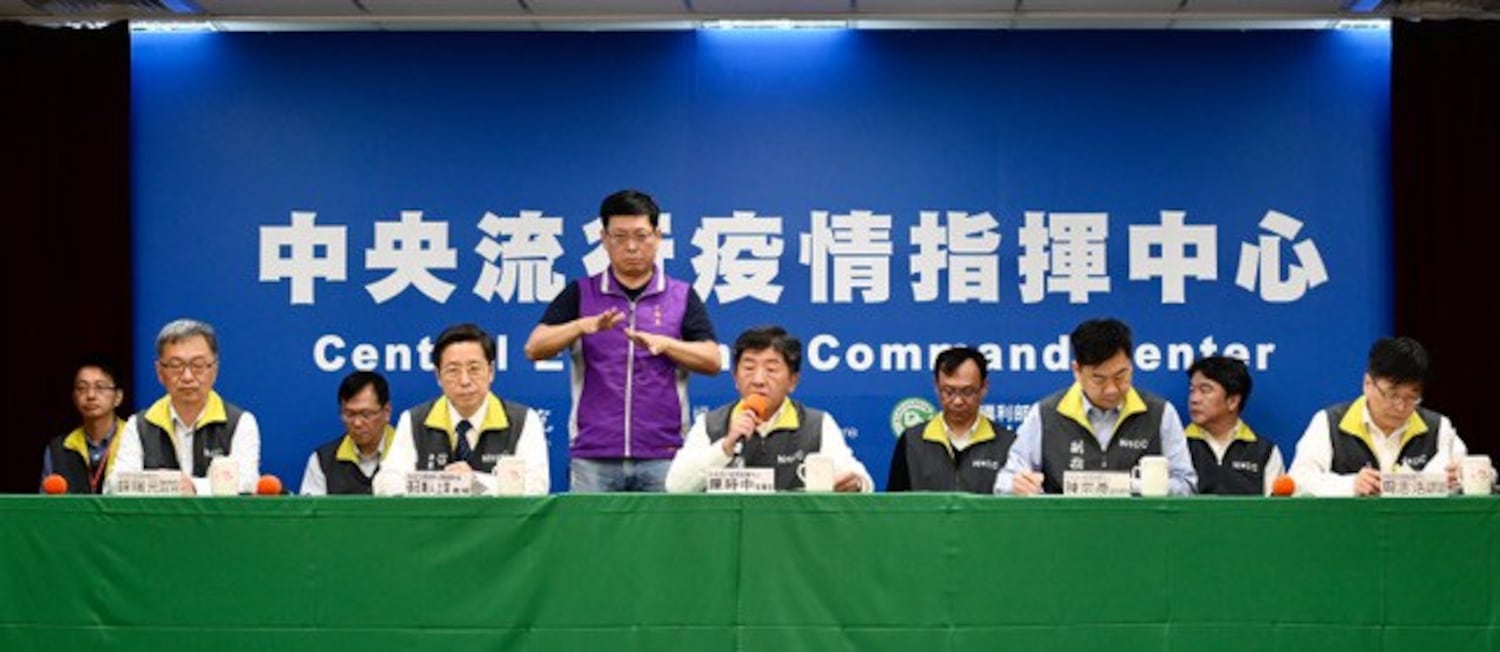 台湾疾病管制署自1月3日起每天召开疫情通报记者会。(法新社)