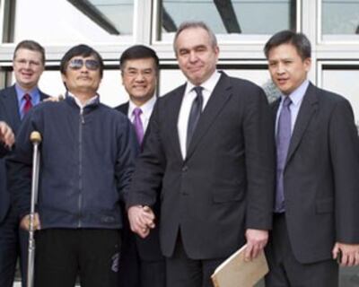 图片：2012年5月2日下午，陈光诚在离开美国驻华大使馆前，同美国大使骆家辉，美国助理国务卿坎贝尔等美国官员合影。（美国驻北京大使馆新闻办公室）
