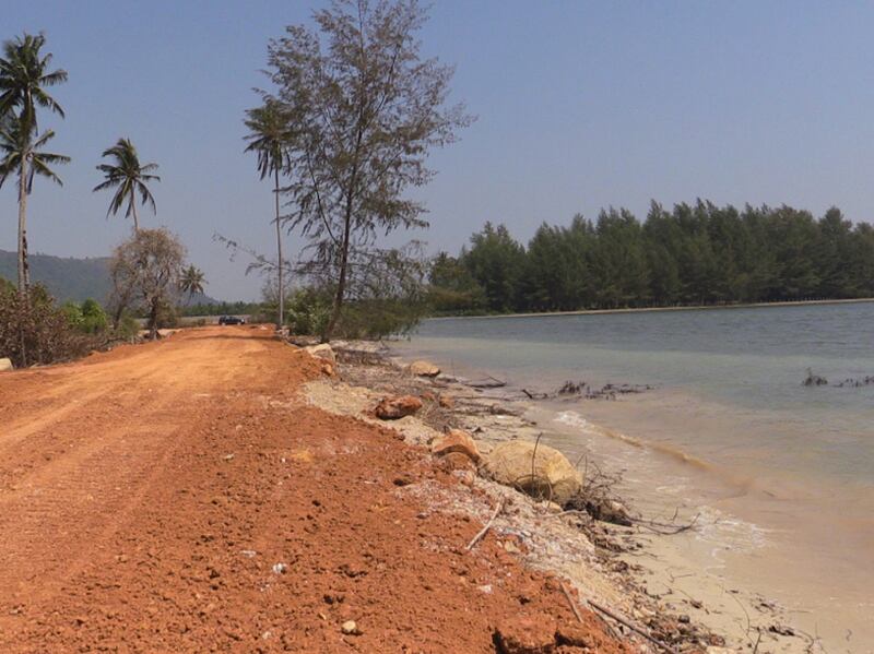 ១០-កុម្ភៈ-២០១៦៖ ទីតាំង​ដី​ឆ្នេរ​សមុទ្រ ស្ថិត​ក្នុង​ភូមិ​គគីរ ឃុំ​បិតត្រាំង ស្រុក​ព្រៃនប់ ខេត្ត​ព្រះសីហនុ ដែល​ត្រូវ​បាន​គេ​ចាក់​ដី​រំលោភ​យក​ធ្វើ​កម្មសិទ្ធិ និង​បំផ្លាញ​ដល់​ព្រៃ​កោងកាង​ជា​ជម្រក​មច្ឆា​សមុទ្រ។ RFA/Den Ayuthyea