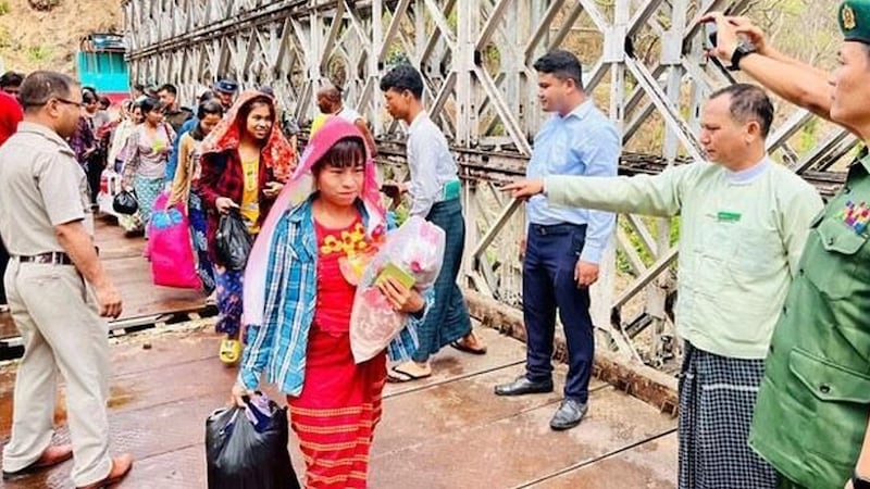 အိန္ဒိယနိုင်ငံ၊ မဏိပူရ်ပြည်နယ် နယ်စပ်မှ မြန်မာစစ်ဘေးဒုက္ခသည်များအား ၂ဝ၂၄ ခုနှစ်၊ မေလ ၂ ရက်နေ့က မြန်မာနိုင်ငံသို့ ပြန်လည်ပို့ဆောင်နေစဉ်။ (Photo: Twitter/ N. Biren Singn)