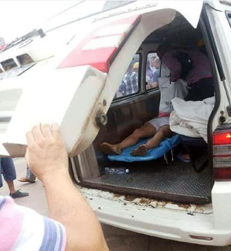 2015年6月23日，有村民被打傷其後送上救護車。 (村民攝)