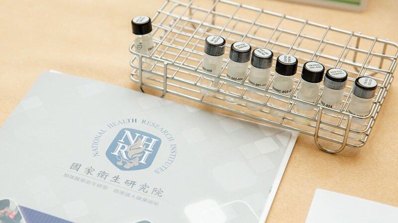 蔡英文今年2月20日视察国家卫生研究院，关心疫苗研发情况。（总统府提供）