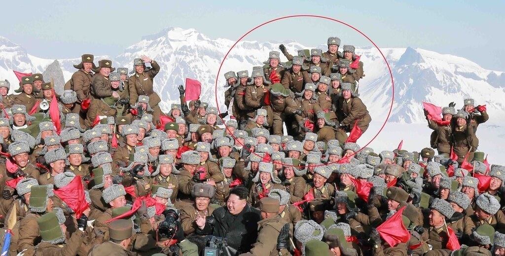김정은 총비서가 2015년 4월 18일 전투비행사들과 백두산 정상에서 찍은 기념사진이 조작됐다는 의혹이 일었다. 사진 속 붉은 원 안의 군인들은 높은 곳에 올라가 있지만 다리 사이엔 지지물의 모습 대신 뒷 배경인 백두산 천지가 보이고, 일부는 소매부분이 어색하게 깎여 있는 등 곳곳에서 합성 및 조작 흔적이 눈에 띈다. 북한은 지난 2013년에도 김 제1위원장의 평양아동병원 건설현장 시찰 사진에 대해 영국매체로부터 조작의혹을 받는 등 여러 차례 사진 조작 의혹에 휩싸였다.