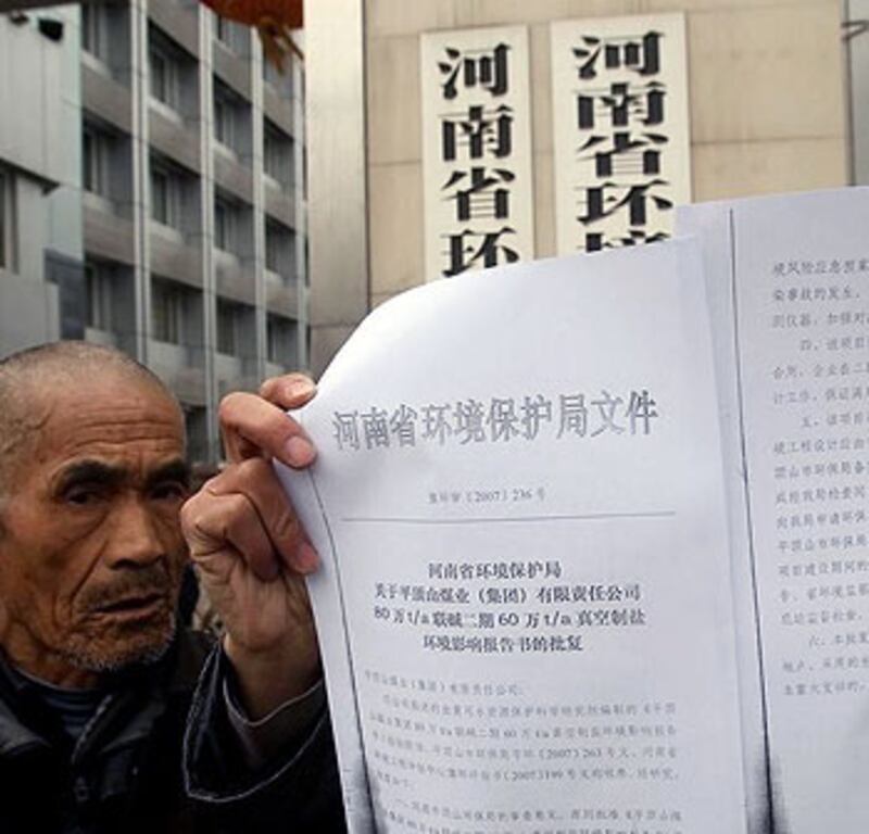 農民展示當局2007年做的環境評估報告，指飲用水安全，農民指當局弄虛作假。（相片由農民提供）