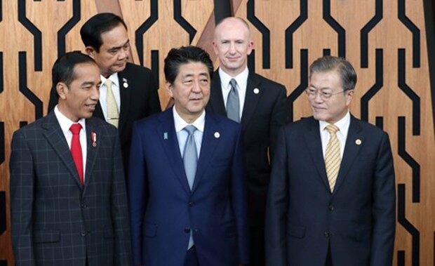지난해 아시아태평양경제협력체(APEC) 정상회의 참석차 파푸아뉴기니를 찾은 문재인 대통령이 포트모르즈비 APEC 하우스에서 열린 'APEC 지역 기업인 자문회의(ABAC)와의 대화'에 참석해 아베 신조 일본 총리 등과 함께 기념촬영을 하고 있다. 