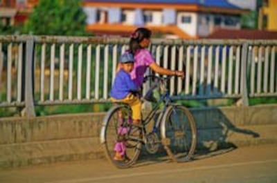 Mẹ đưa con đi học, ảnh minh họa. AFP