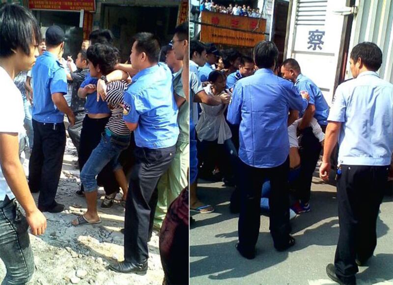2013年11月7日,東莞市虎門鎮南泰玩具廠,一百多名工人不滿老闆跑路拖欠數月工資,堵路遊行。工人遭上百警員暴力驅散,三名工人一度被警方強行拖走上警車送走。(工人攝)