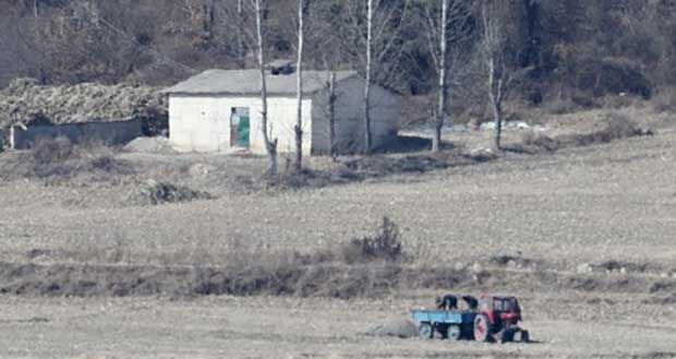 지난 2월 21일 오후 판문점 인근 북한 기정동 마을에서 북한 주민들이 농기구를 이용해 논일을 하는 모습.