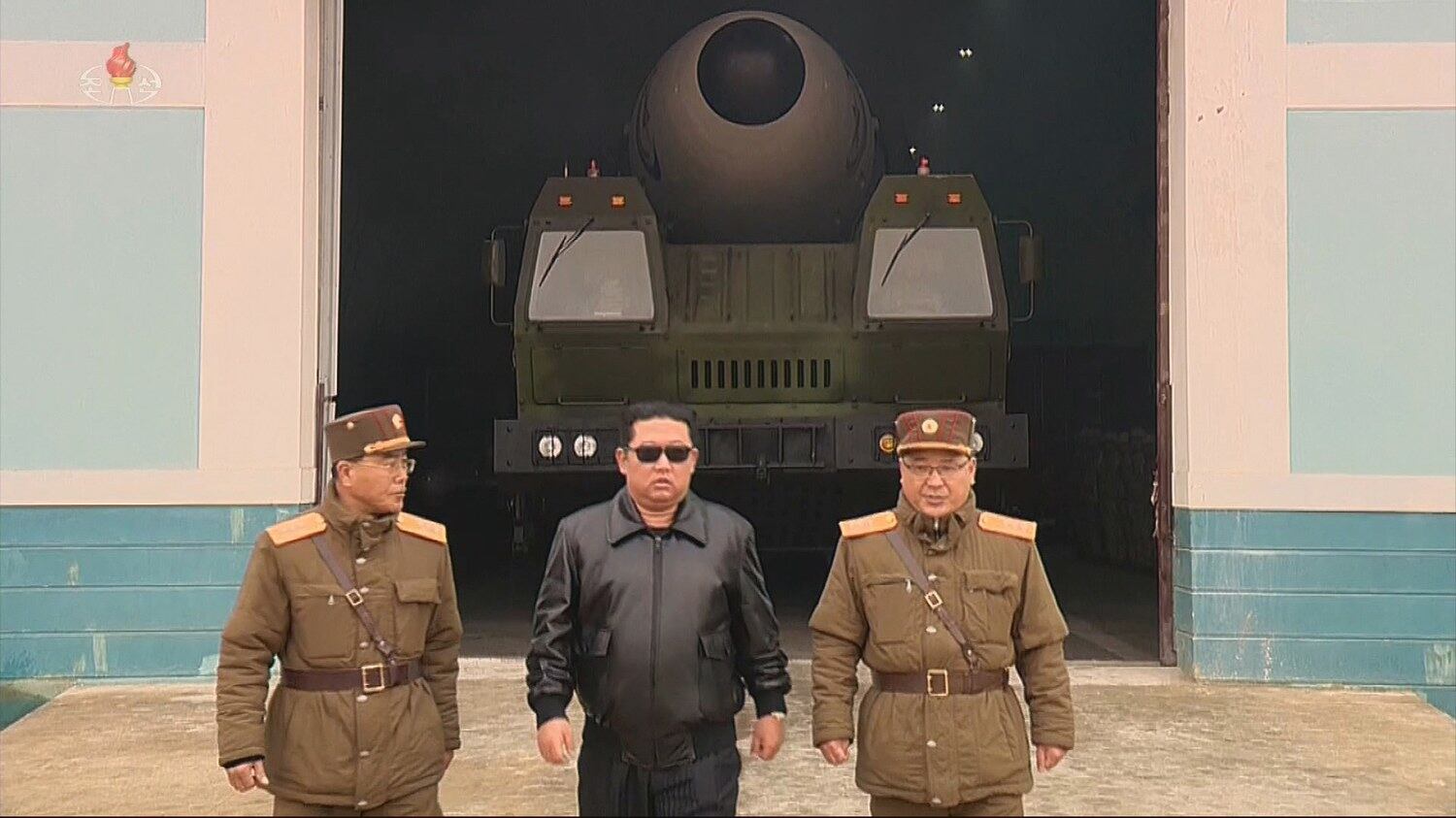 북한 김정은 국무위원장의 지도 아래 지난 24일 평양 순안비행장에서 발사한 신형 대륙간탄도미사일(ICBM) '화성-17형' 시험발사 영상을 조선중앙TV가 지난 25일 공개했다.