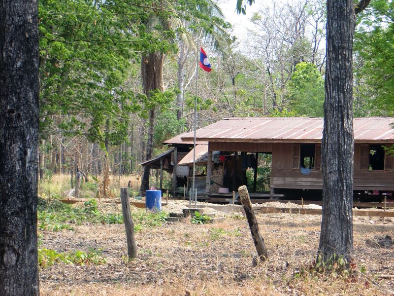 តំបន់​ចម្រូងចម្រាស​ដែល​ឡាវ បាន​ចាក់​គ្រឹះ​ដើម្បី​សាងសង់​ប៉ុស្តិ៍​ព្រំដែន ឋិត​នៅ​ភូមិ​ដុងក្រឡ សង្កាត់​សាមគ្គី ក្រុង​ស្ទឹងត្រែង ខែត្រ​ស្ទឹងត្រែង។ រូបថត​ថ្ងៃ​ទី​២១ មេសា ឆ្នាំ​២០១៦